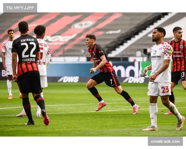 法兰克福vs美因茨：主队球迷展示反战标语