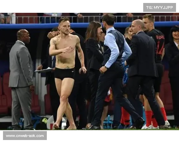 重量级选手巴内特赛中短裤滑落，意外场景引发全球热议